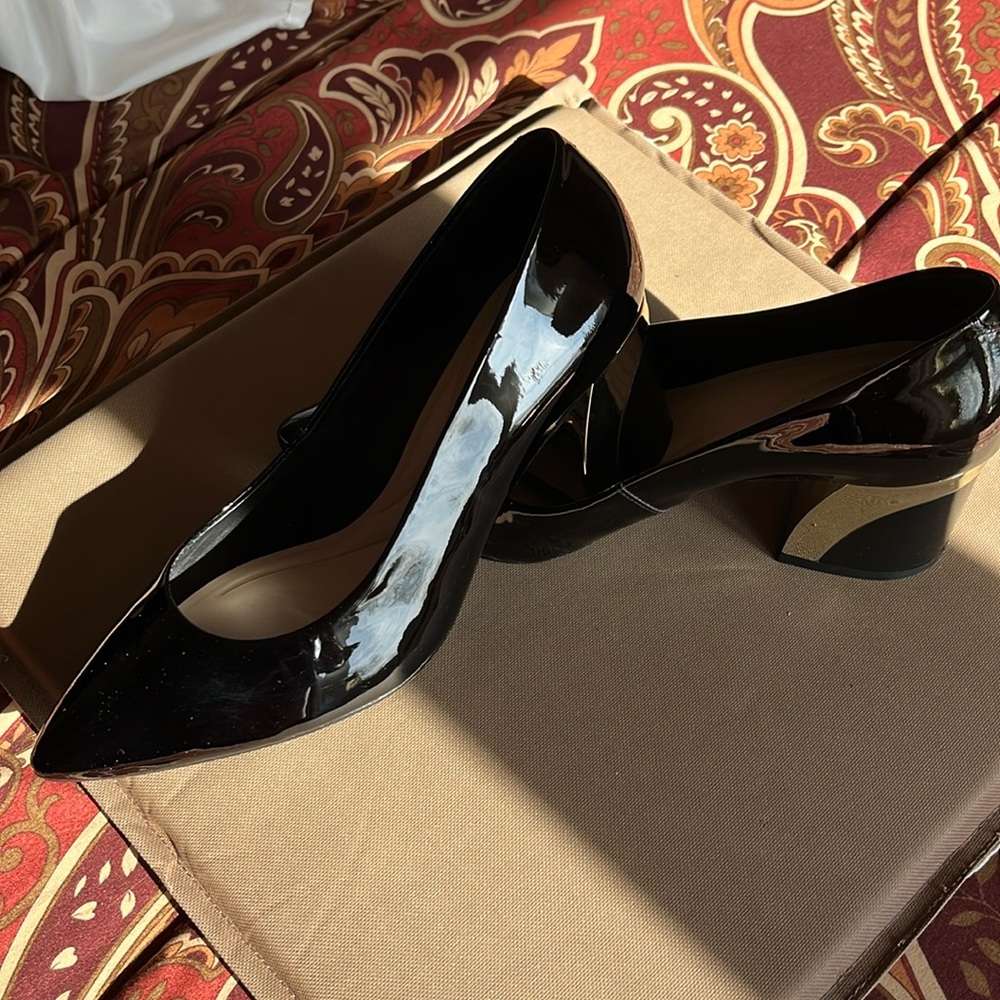 Black leather patent pump shoes